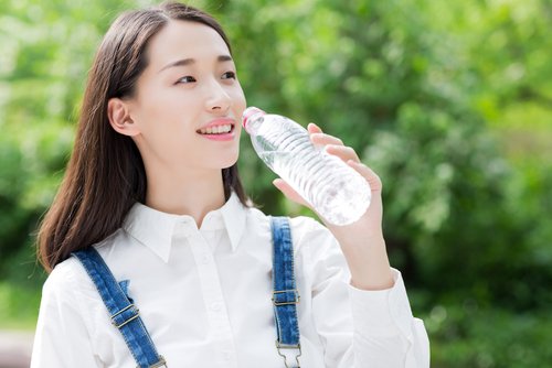 uống nhiều nước để ngăn lão hóa vùng da mắt