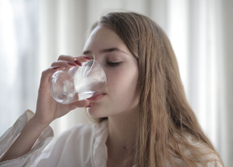 uống đủ nước giúp đôi mắt khỏe, không mệt mỏi